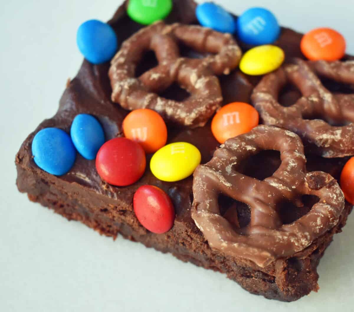 Super Bowl Chocolate Covered Pretzel Brownies – Modern Honey