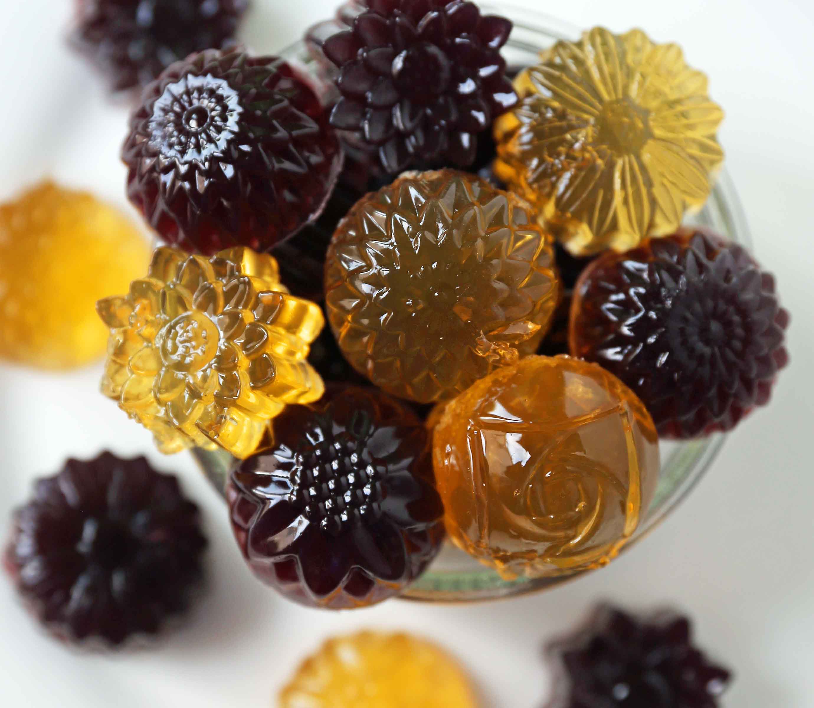 https://www.modernhoney.com/wp-content/uploads/2018/08/Homemade-Gummy-Fruit-Snacks-4.jpg