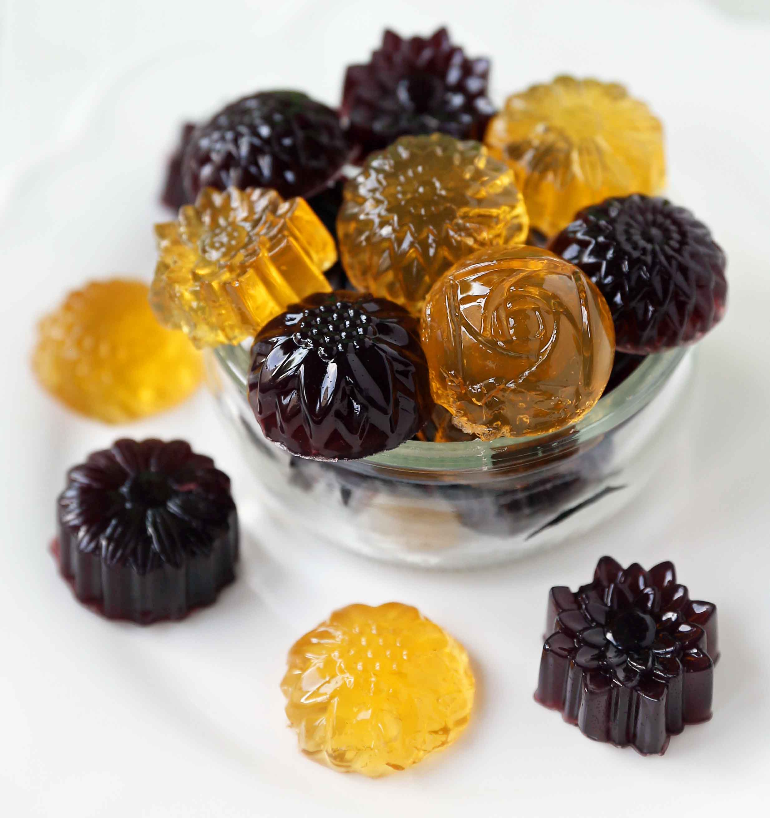 https://www.modernhoney.com/wp-content/uploads/2018/08/Homemade-Gummy-Fruit-Snacks-5.jpg