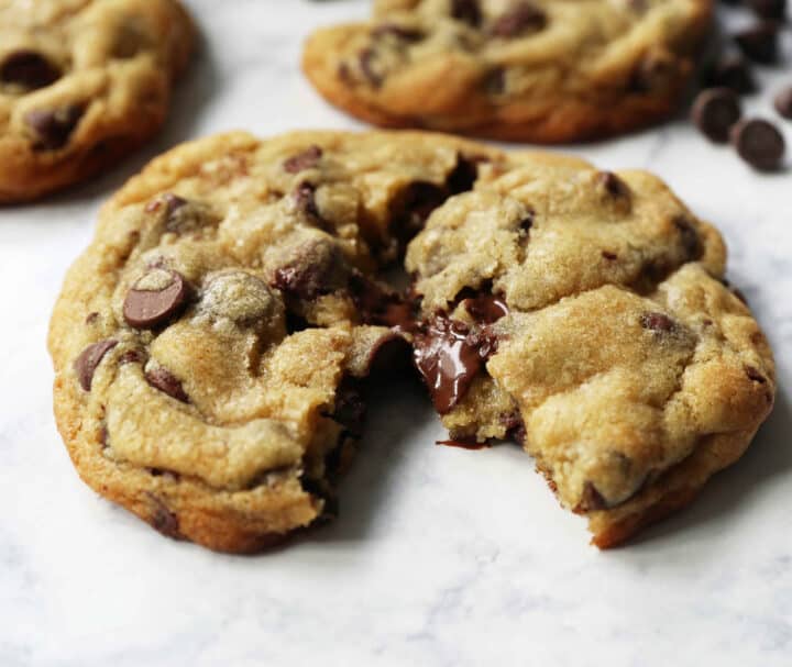 https://www.modernhoney.com/wp-content/uploads/2019/01/best-chocolate-chip-cookie-recipe-61-720x607.jpg