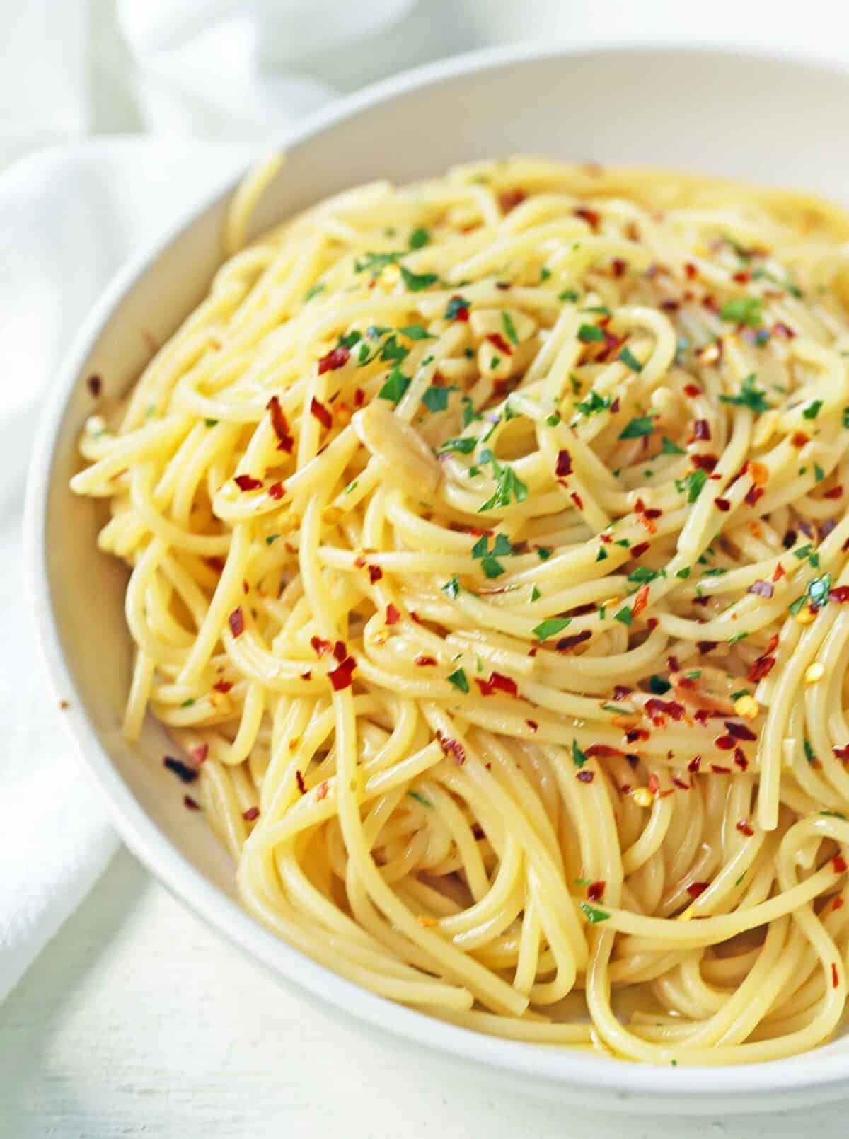 Spaghetti Aglio E Olio (spaghetti With Garlic And Olive Oil) – Modern Honey