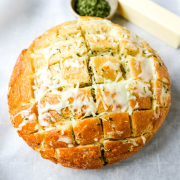 Cheesy Pull-Apart Garlic Bread – Modern Honey