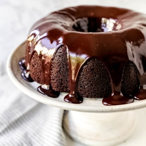 Made a dark chocolate bundt cake, intensely chocolatey, super moist. Wanted  to use my fancy new Bundt pan for something. : r/Baking