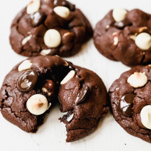 https://www.modernhoney.com/wp-content/uploads/2021/07/Bakery-Style-Chocolate-Whitie-Chocolate-Chip-Cookies-7-crop-500x500.jpg