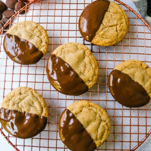 https://www.modernhoney.com/wp-content/uploads/2022/09/Chocolate-Dipped-Peanut-Butter-Cookies-3-500x500.jpg