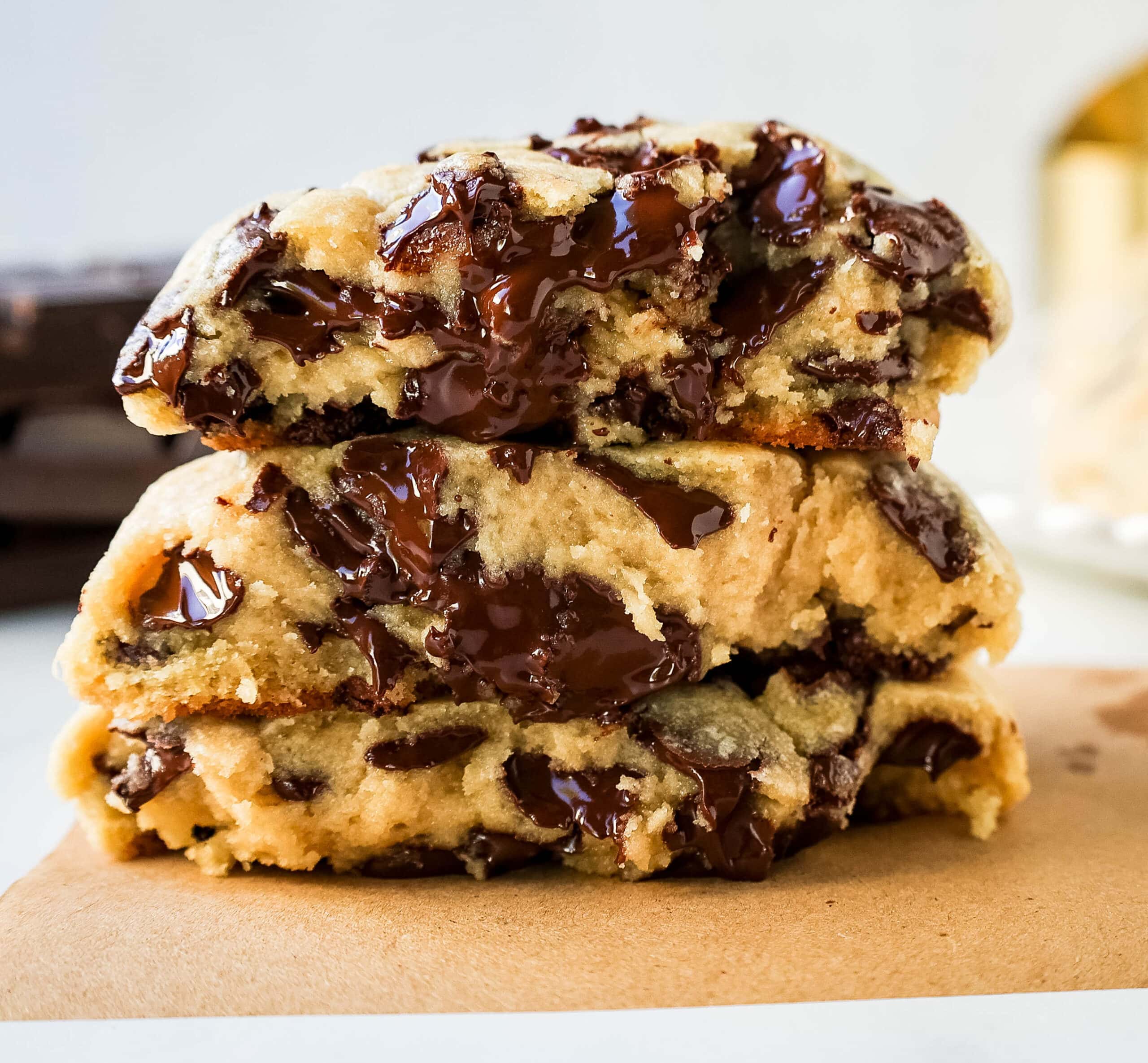 https://www.modernhoney.com/wp-content/uploads/2022/12/Levain-Bakery-Two-Chip-Chocolate-Chip-Cookies-10-scaled.jpg