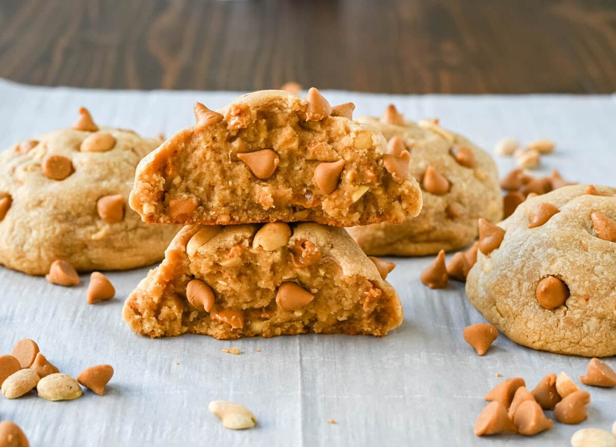 How to make soft, chewy, thick bakery-style peanut butter cookies with peanut butter chips for the perfect peanut butter flavor. If you love peanut butter, you are going to love these thick peanut butter cookies.