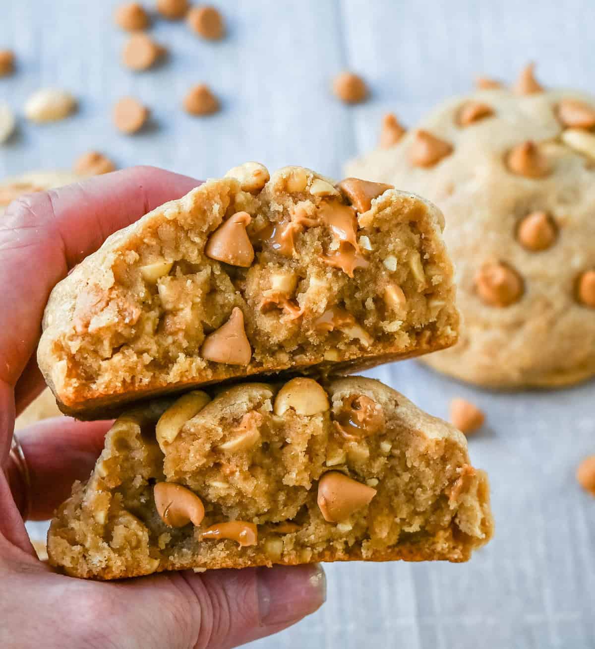 How to make soft, chewy, thick bakery-style peanut butter cookies with peanut butter chips for the perfect peanut butter flavor. If you love peanut butter, you are going to love these thick peanut butter cookies.