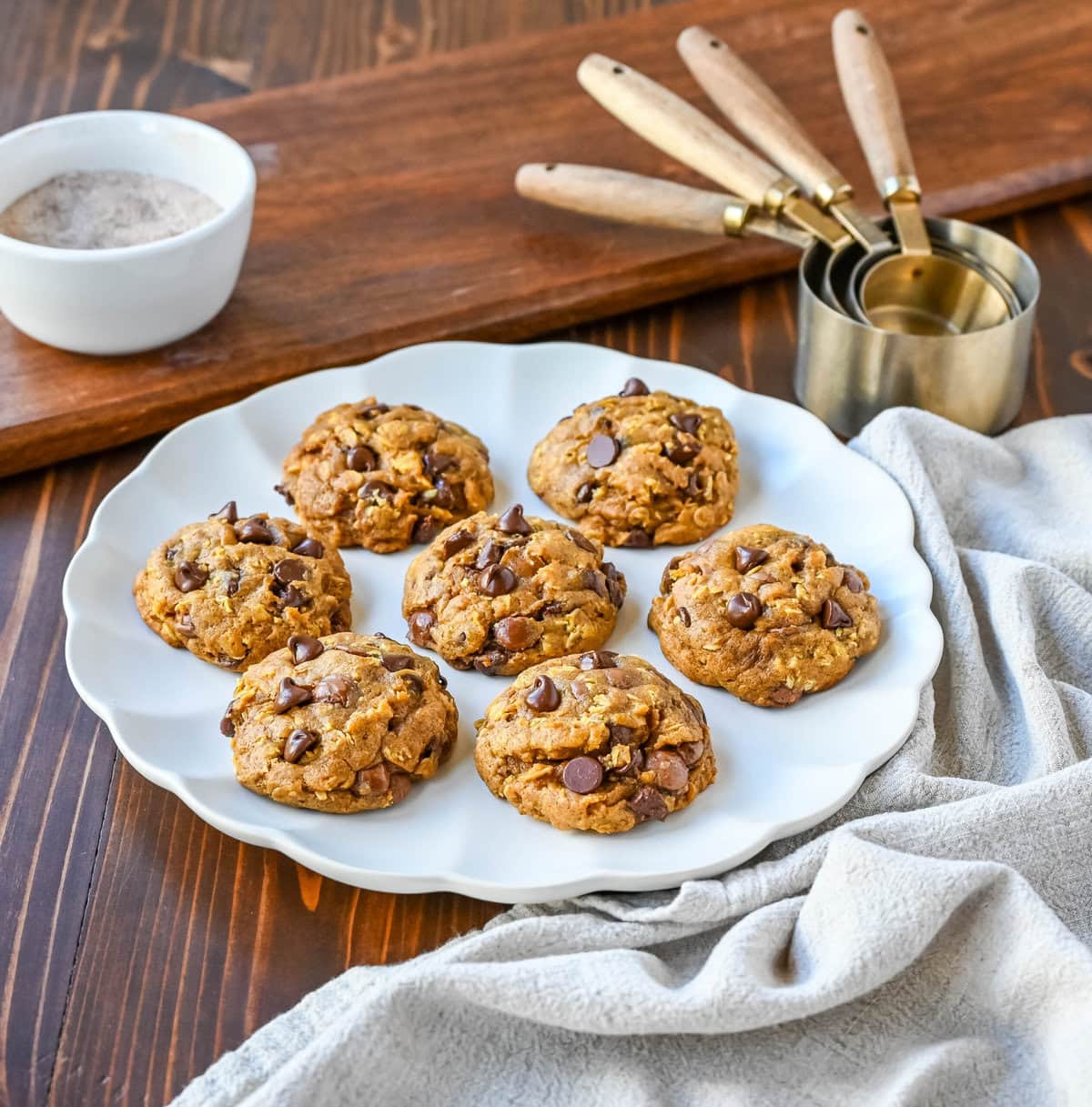 These pumpkin oatmeal chocolate chip cookies are made with browned butter, spiced pumpkin, oatmeal, and rich semi-sweet chocolate chips. This chocolate chip pumpkin oatmeal cookie is the perfect Fall cookie. How to make the perfect chewy, melt-in-your-mouth saucepan pumpkin chocolate chip cookie.