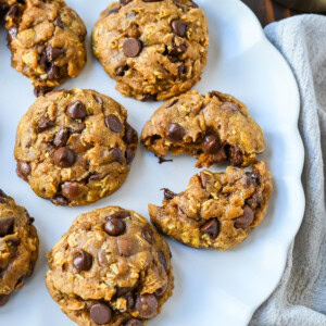 These pumpkin oatmeal chocolate chip cookies are made with browned butter, spiced pumpkin, oatmeal, and rich semi-sweet chocolate chips. This chocolate chip pumpkin oatmeal cookie is the perfect Fall cookie. How to make the perfect chewy, melt-in-your-mouth saucepan pumpkin chocolate chip cookie.