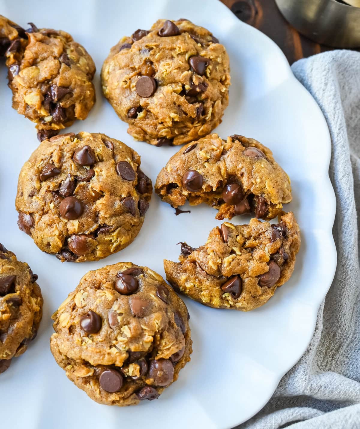 These pumpkin oatmeal chocolate chip cookies are made with browned butter, spiced pumpkin, oatmeal, and rich semi-sweet chocolate chips. This chocolate chip pumpkin oatmeal cookie is the perfect Fall cookie. How to make the perfect chewy, melt-in-your-mouth saucepan pumpkin chocolate chip cookie.