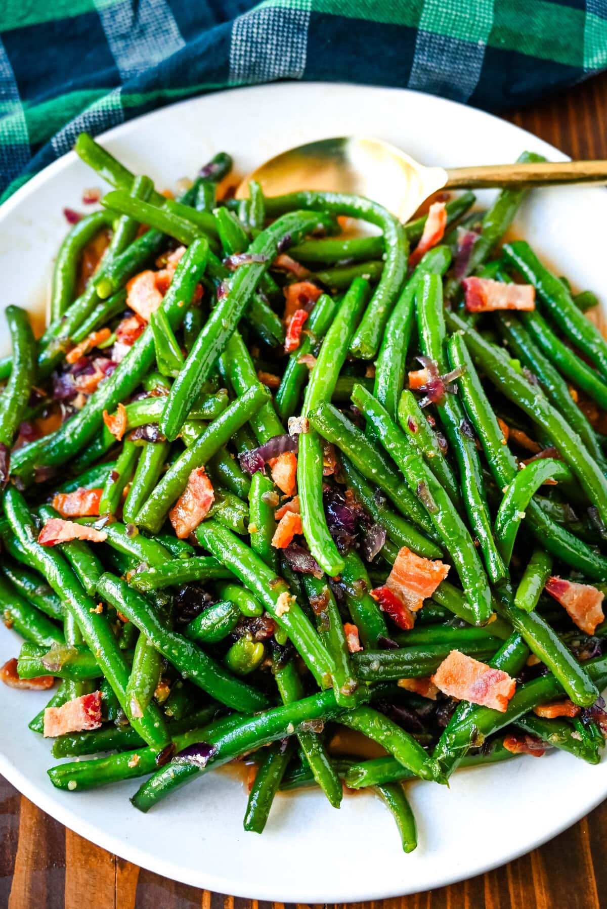 This recipe for brown sugar bacon green beans brings a sweet and savory twist to traditional green beans with the addition of crispy bacon, caramelized onions, and a buttery brown sugar glaze. This easy side dish is perfect for holiday dinners, Thanksgiving or as crowd pleasing side dish, adding just the right amount of richness to fresh green beans while keeping them fresh and crisp-tender. 