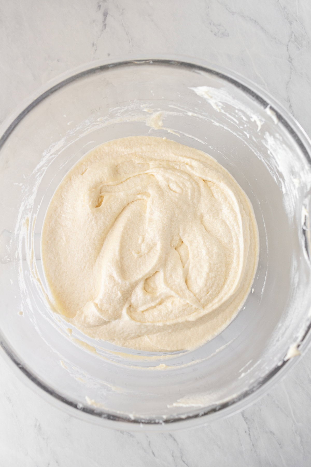 Homemade vanilla frosting for vanilla cake. How to make vanilla cake frosting.