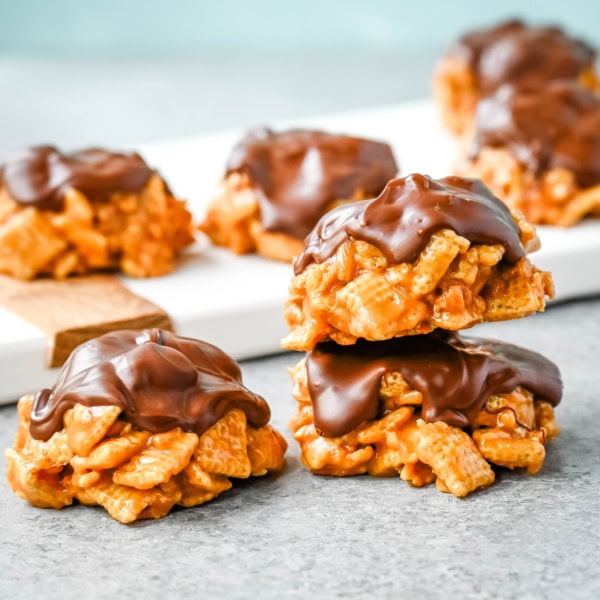 Chex Scotcheroos are an easy, delicious, no-bake treat that combines crunchy cereal, sweet peanut butter, and a chocolate-butterscotch topping. It’s a take on the classic Scotcheroos recipe, but we’re swapping out the usual Rice Krispies cereal for Rice Chex to make them crunchier. You are going to love this easy no-bake dessert.