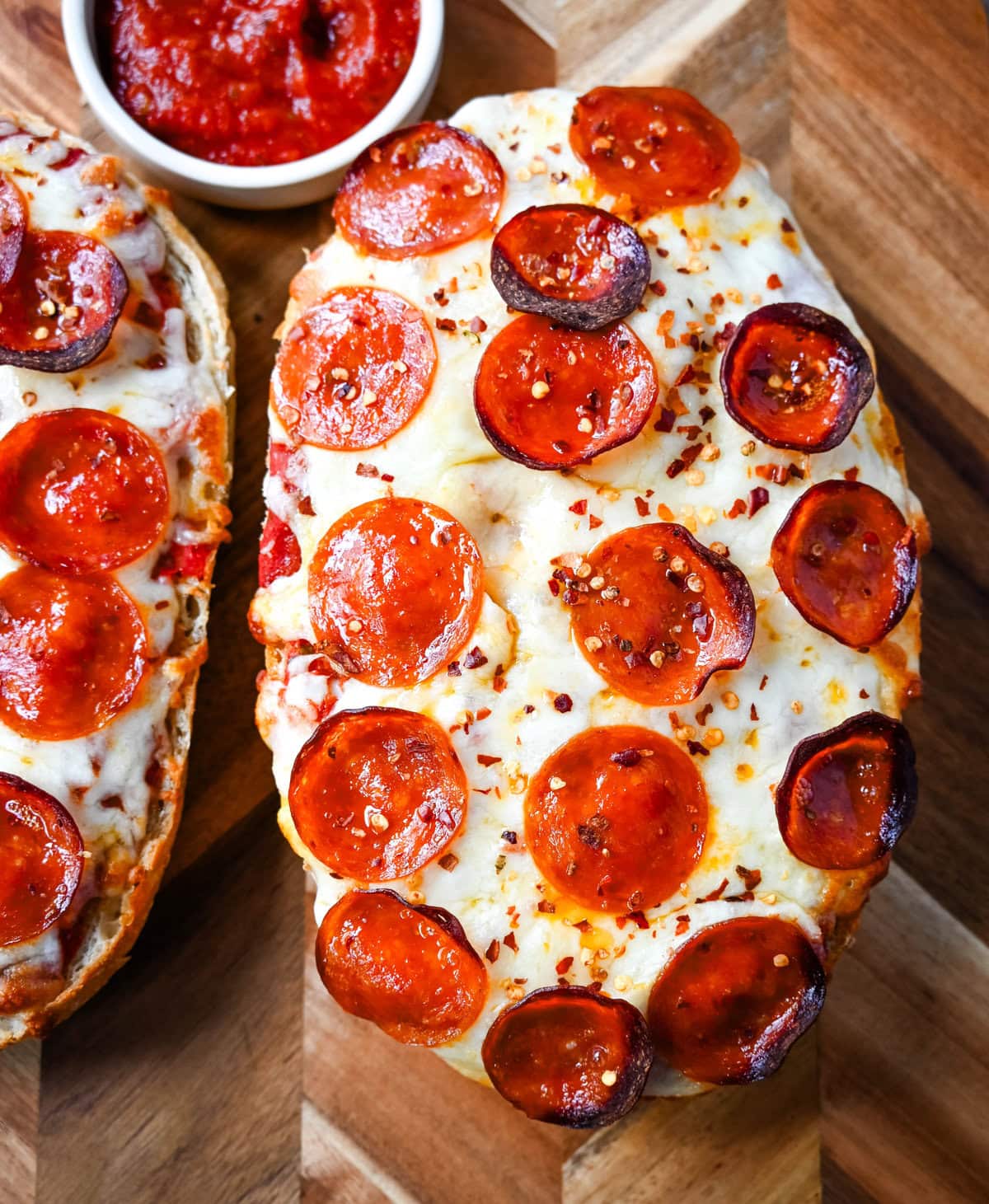 Homemade French Bread Pizzas. If you love the flavor of homemade pizza but want something simple, fast, and incredibly tasty, French bread pizzas are the perfect fix. This Garlic Butter French Bread Pizza starts with garlic butter brushed on the bread and topped with pizza sauce, mozzarella cheese, and pepperoni.