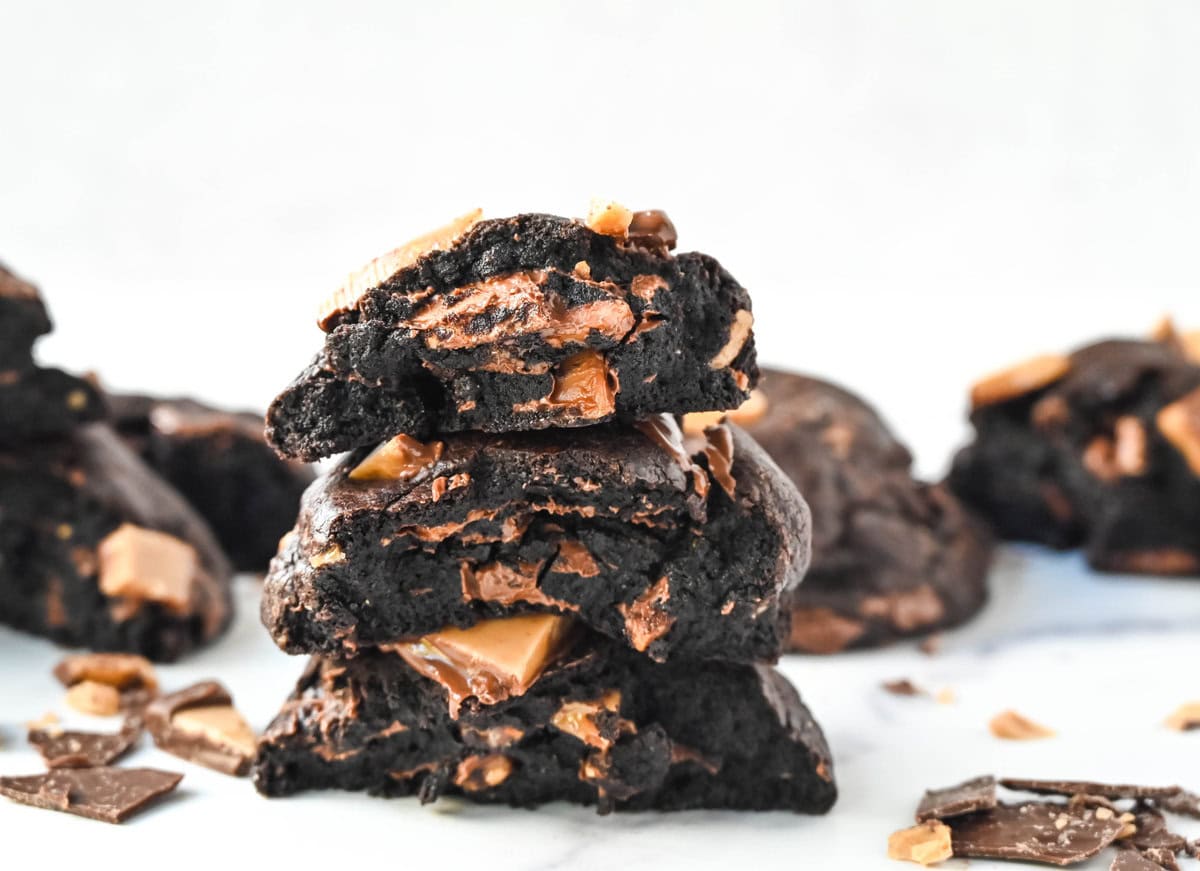 Rich, decadent, dark chocolate cookies filled with chocolate covered toffee chunks. These Levain Bakery Chocolate Toffee Cookies are the perfect chocolate toffee cookie. For extra rich chocolate flavor, add a touch of espresso powder to make Levain Bakery Coffee Toffee Cookies. 