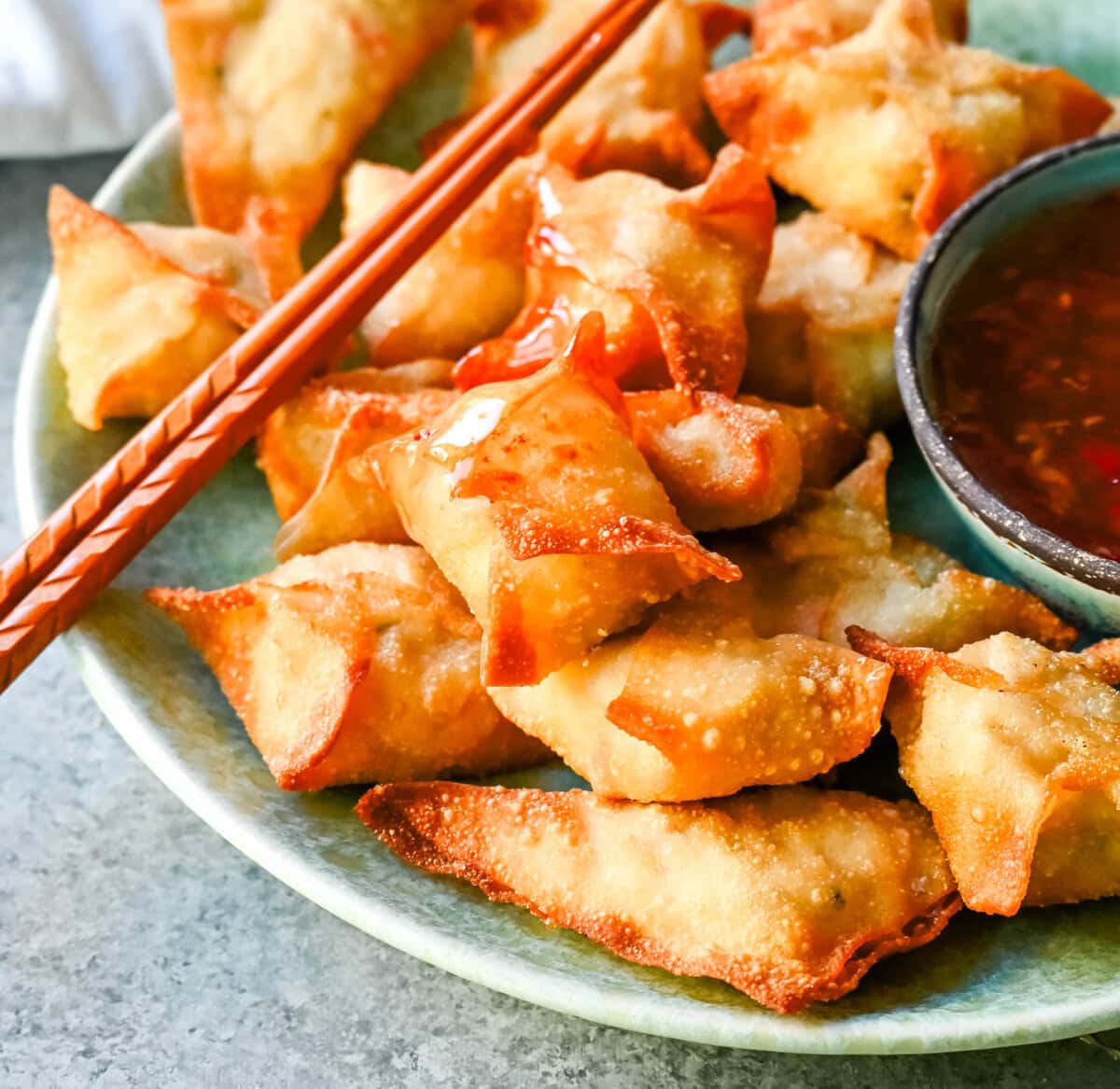 Crab Rangoon, also known as crab wontons, is a popular appetizer often found in Chinese restaurants. These crispy, golden-fried pockets are filled with a creamy, flavorful mixture of crab, cream cheese, and seasonings, making them an easy and delicious appetizer recipe.