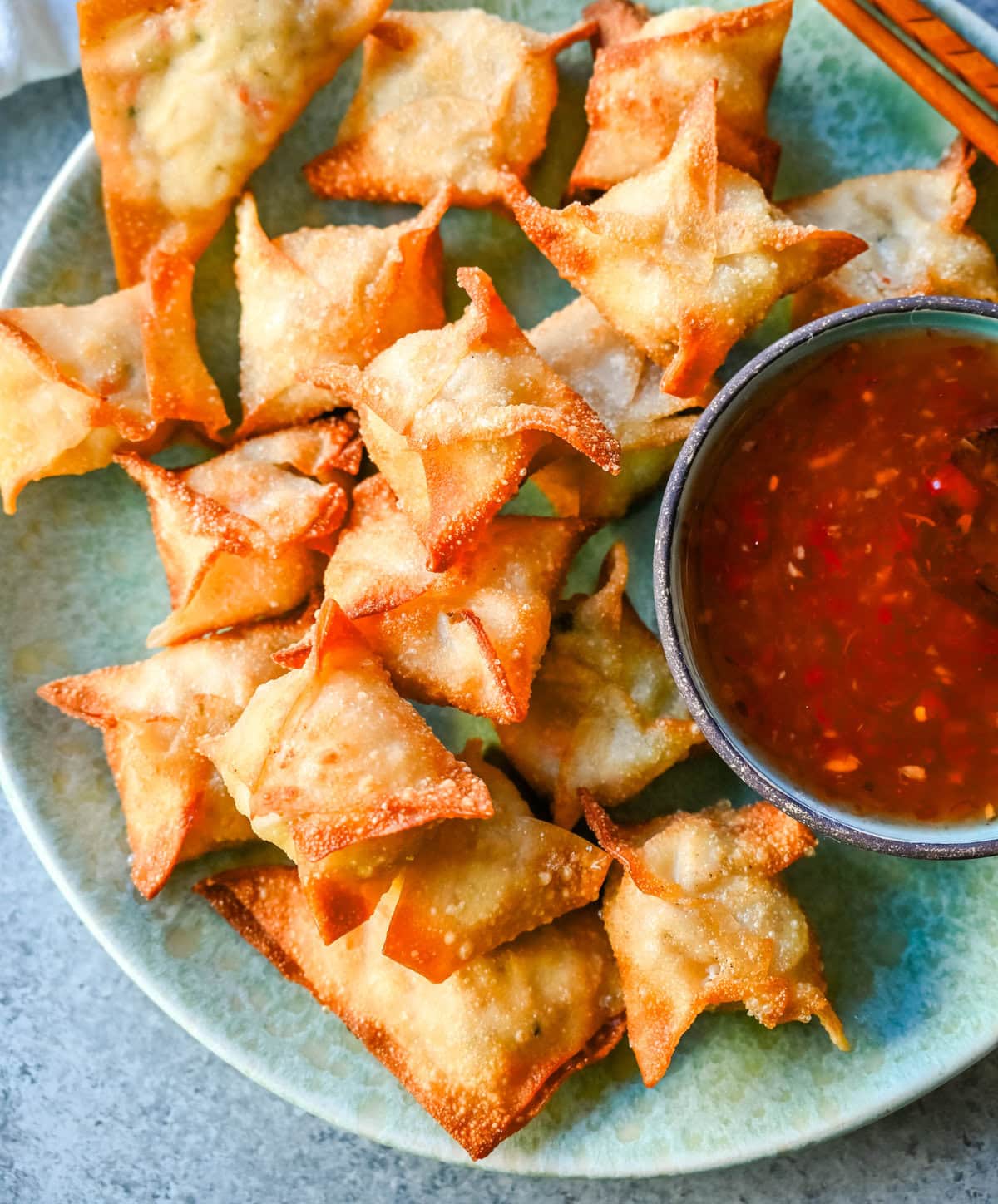 Crab Rangoon, also known as crab wontons, is a popular appetizer often found in Chinese restaurants. These crispy, golden-fried pockets are filled with a creamy, flavorful mixture of crab, cream cheese, and seasonings, making them an easy and delicious appetizer recipe.