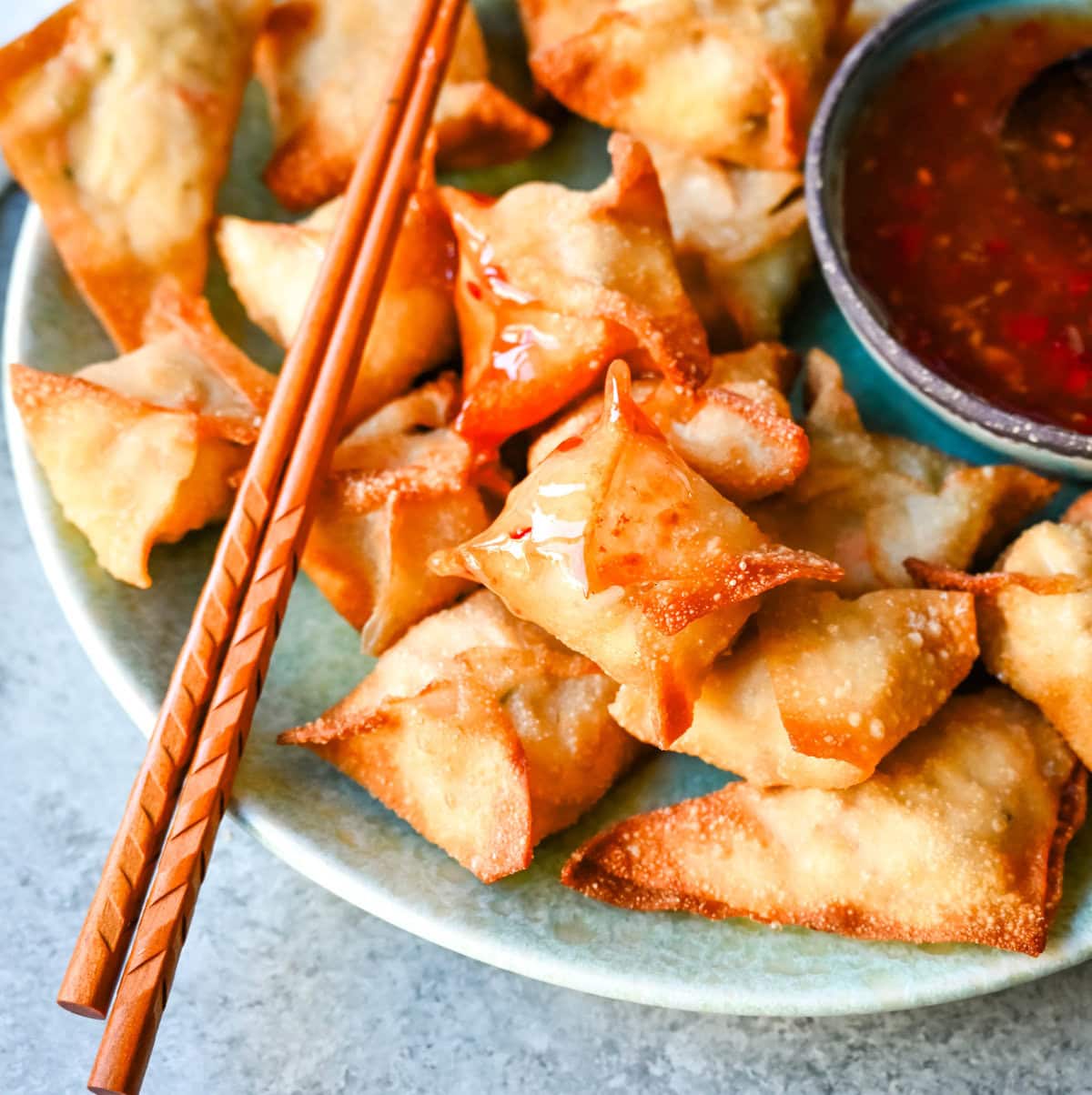 Crab Rangoon, also known as crab wontons, is a popular appetizer often found in Chinese restaurants. These crispy, golden-fried pockets are filled with a creamy, flavorful mixture of crab, cream cheese, and seasonings, making them an easy and delicious appetizer recipe.