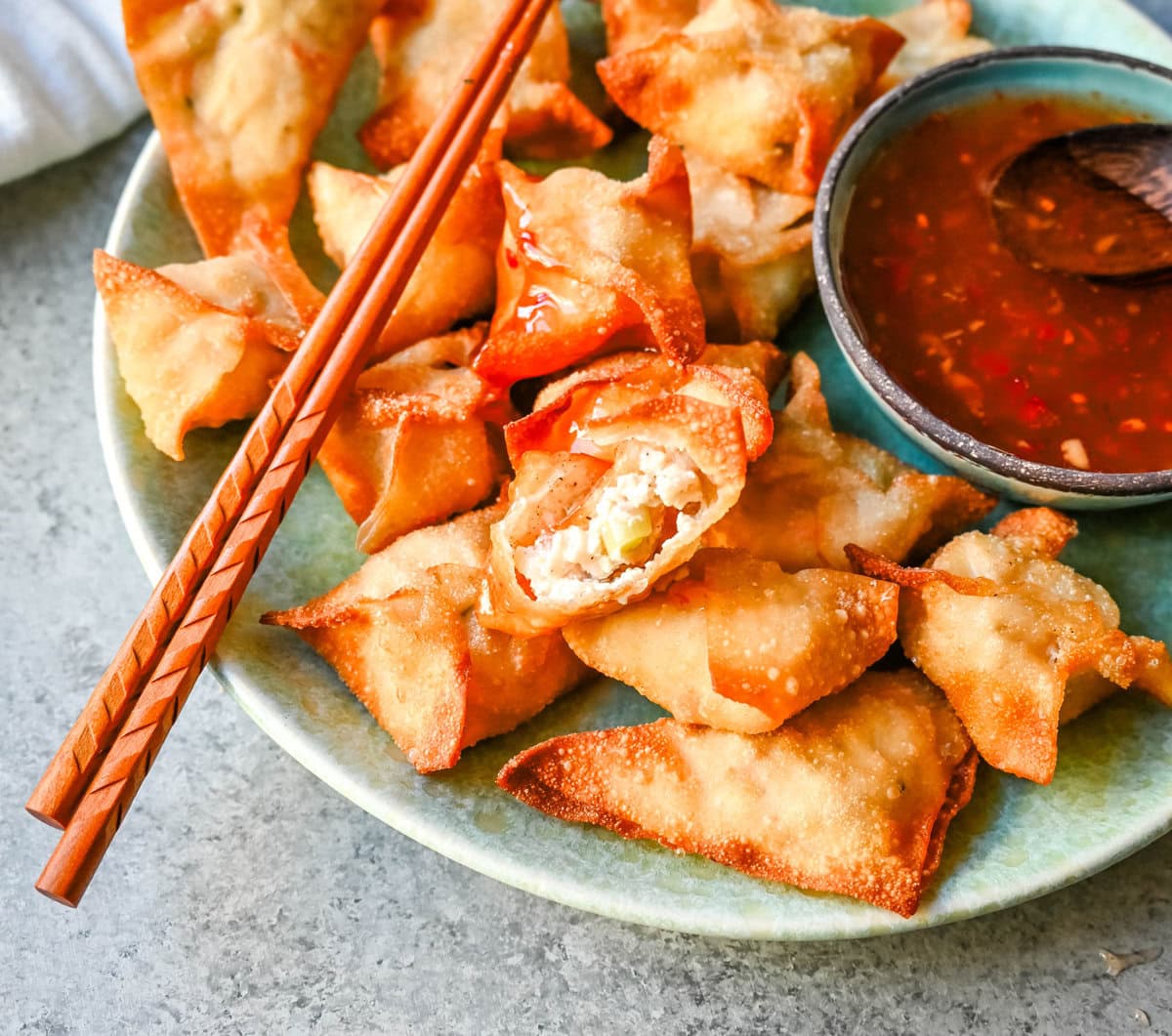 Crab Rangoon, also known as crab wontons, is a popular appetizer often found in Chinese restaurants. These crispy, golden-fried pockets are filled with a creamy, flavorful mixture of crab, cream cheese, and seasonings, making them an easy and delicious appetizer recipe.