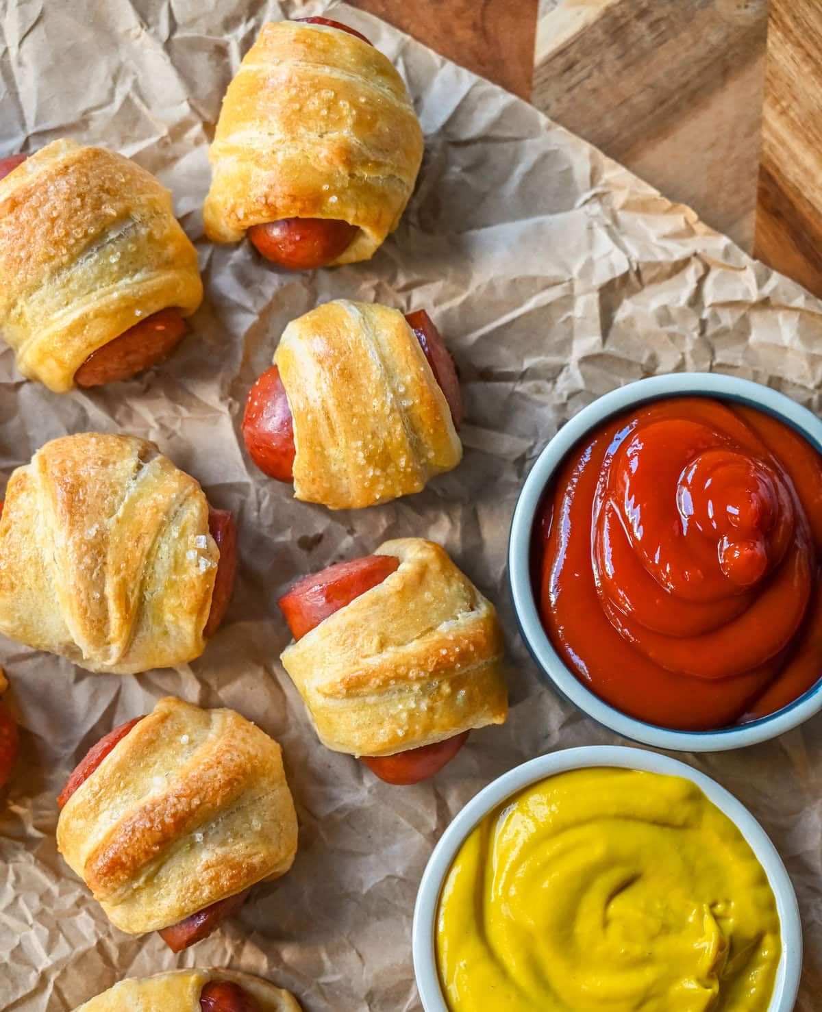 These Pigs in a Blanket are a classic, crowd-pleasing appetizer with juicy hot dogs wrapped in flaky crescent dough and baked until golden. These crescent roll hot dogs are so easy to prepare and you can even customize them into pretzel dogs. This is such an easy party appetizer to whip up in less than 30 minutes.